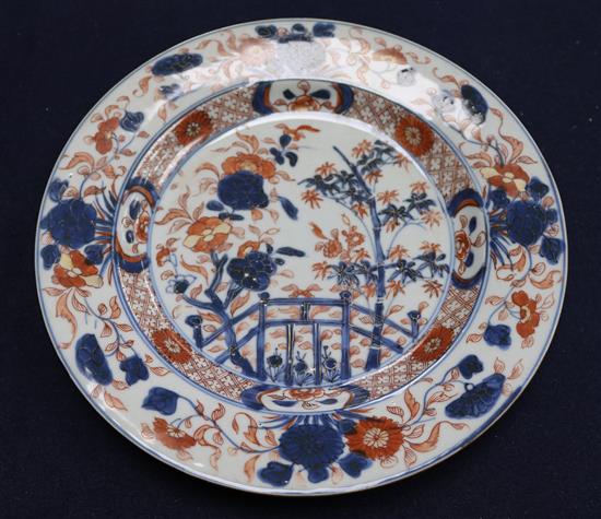 A pair of Chinese Imari plates, Qianlong period, diameter 22.5cm